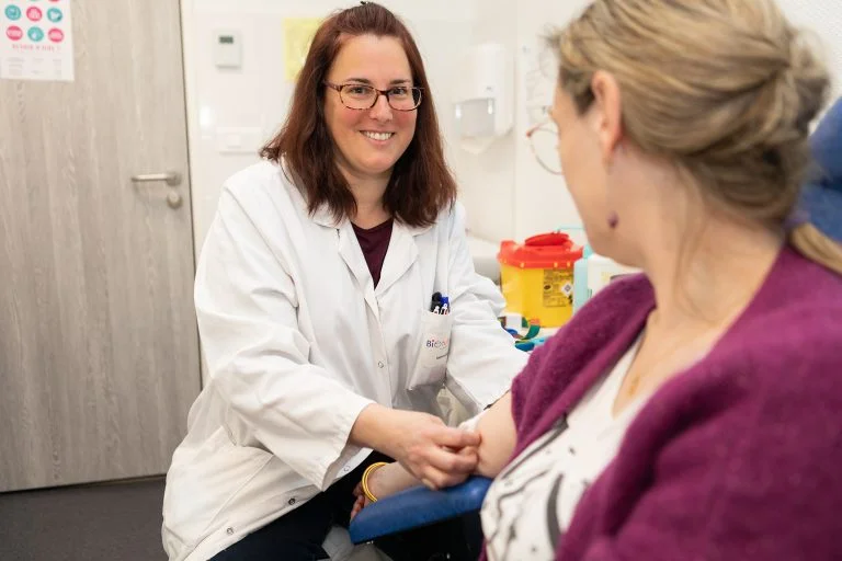 infirmière fait une prise de sang