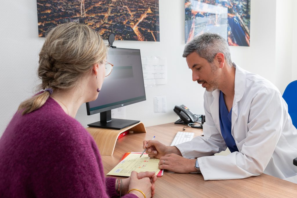 consultation médicale avec biologiste