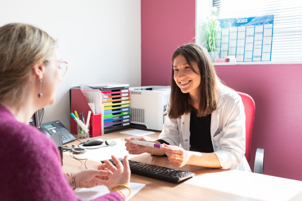 consultation médicale avec biologiste