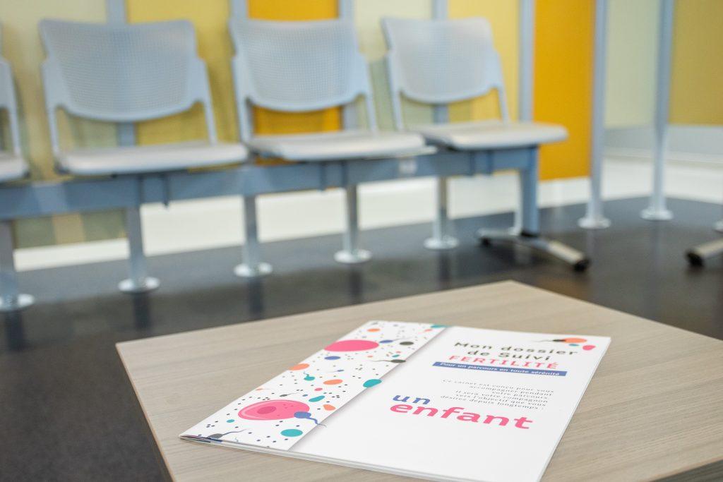 dossier administratif et médical posé sur une table